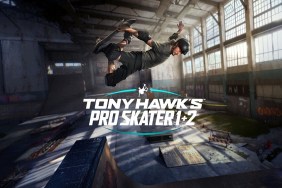 Tony Hawk esegue un trucco sullo skate dietro il logo Pro Skater 1+2.