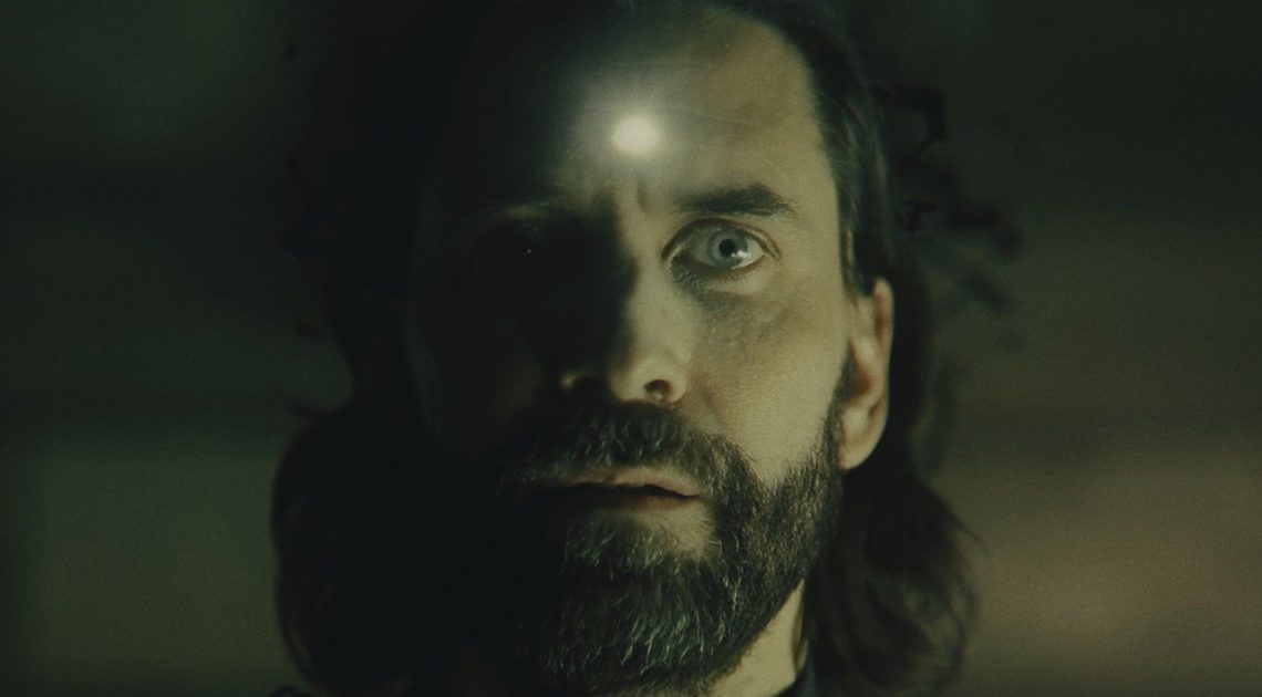 Come utilizzare la torcia in Alan Wake 2