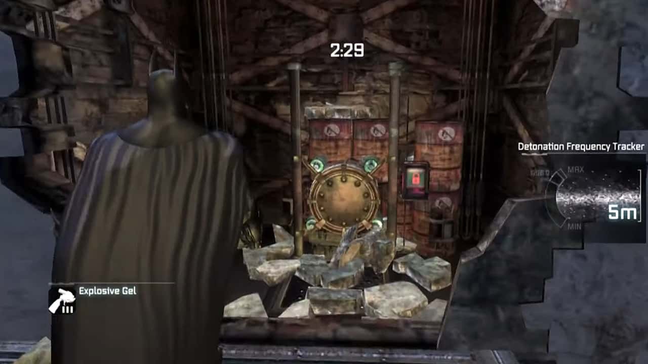 La terza bomba Harley è nascosta dietro un muro fragile in Batman: Arkham City. 