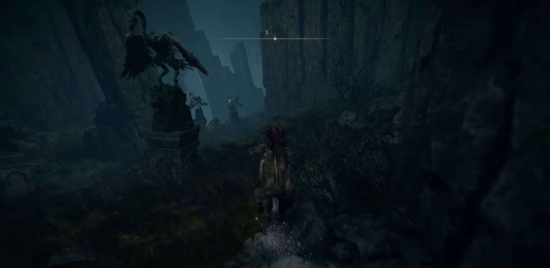 Path con statue di uccelli