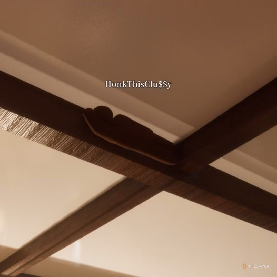 Nascondersi sul soffitto come colonna nella sala principale
