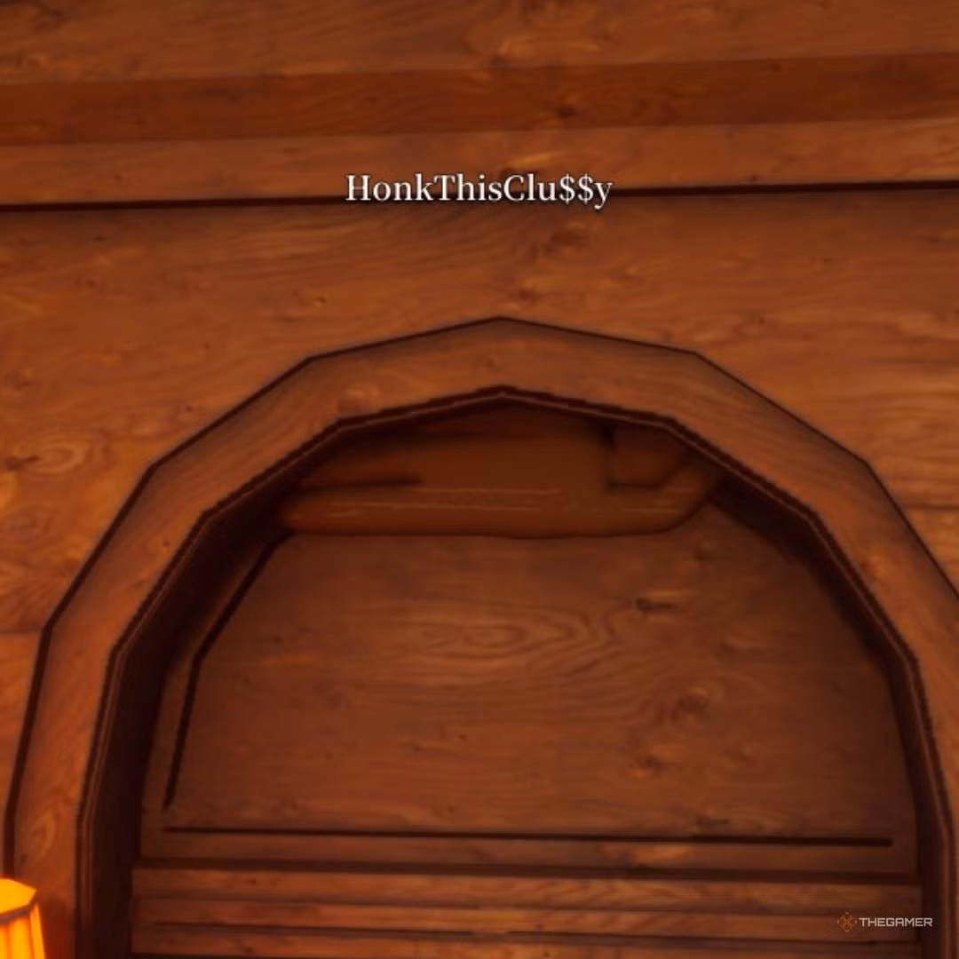 Nascondersi su una parete ad arco in legno