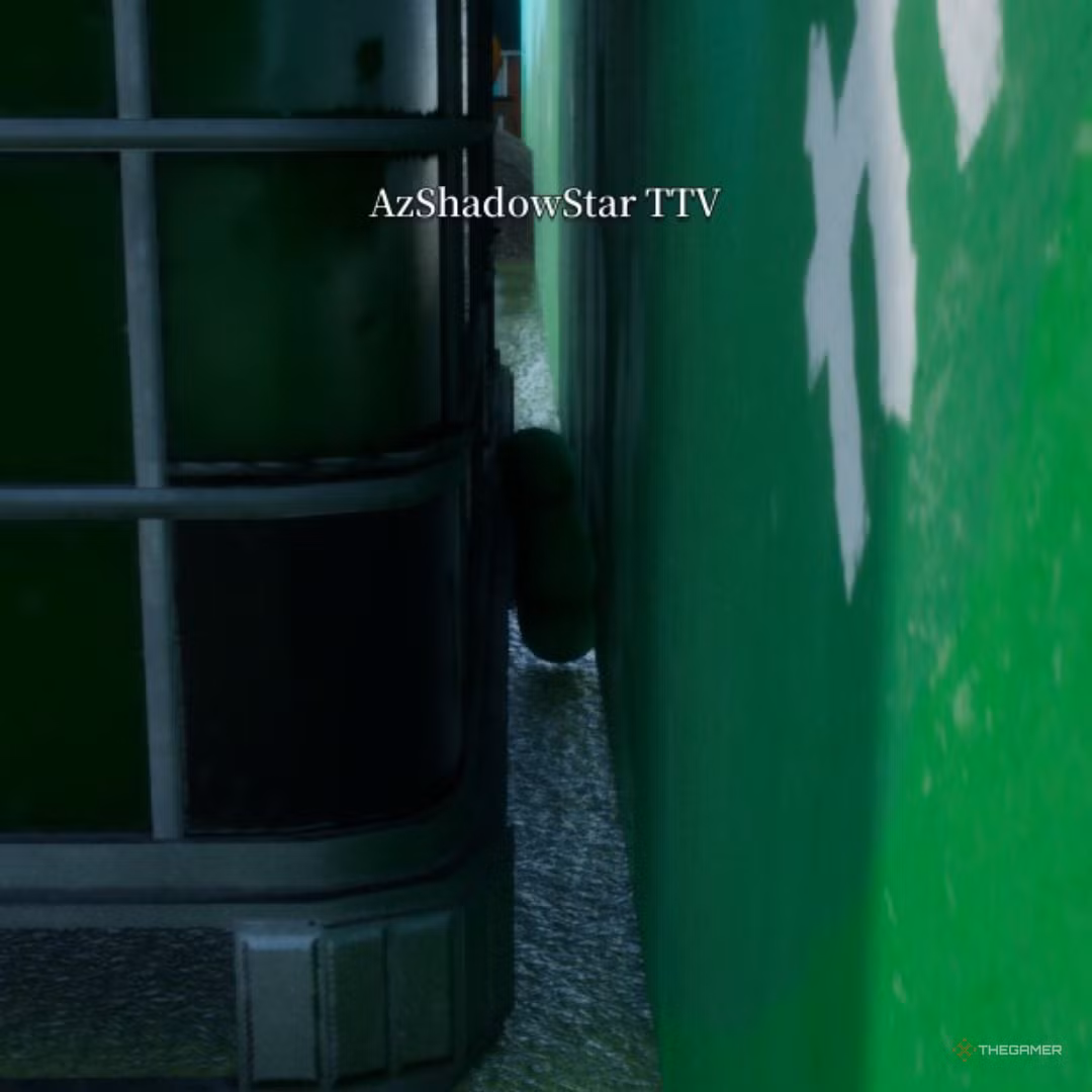 Nascondersi dietro una cassa verde