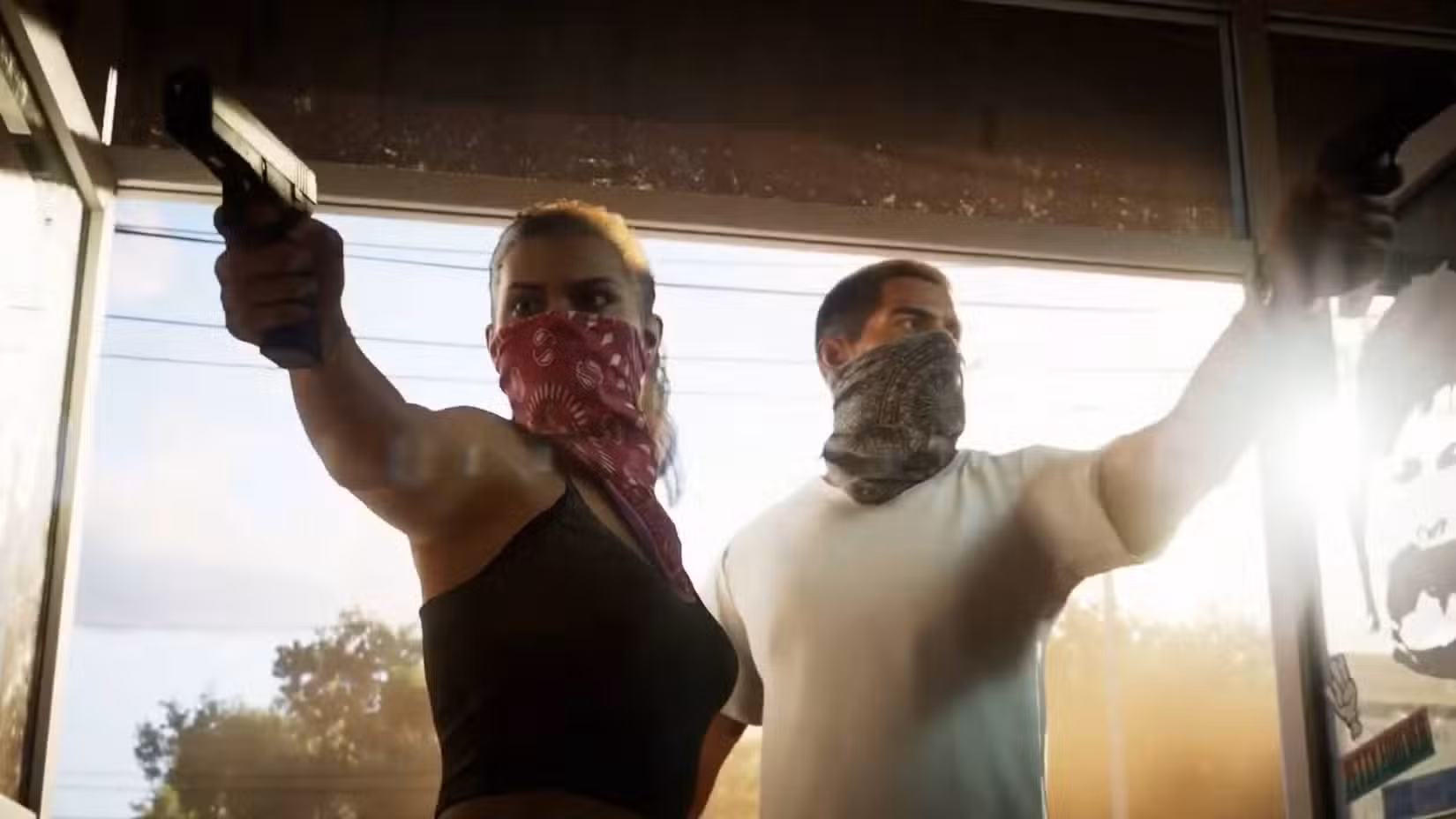 Protagonisti di GTA 6 Jason e Lucia con pistole e bandana, pronti a entrare in un negozio