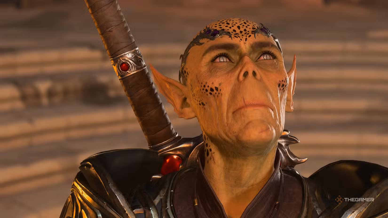 Inquisitore di Baldur's Gate 3 osserva l'artefatto
