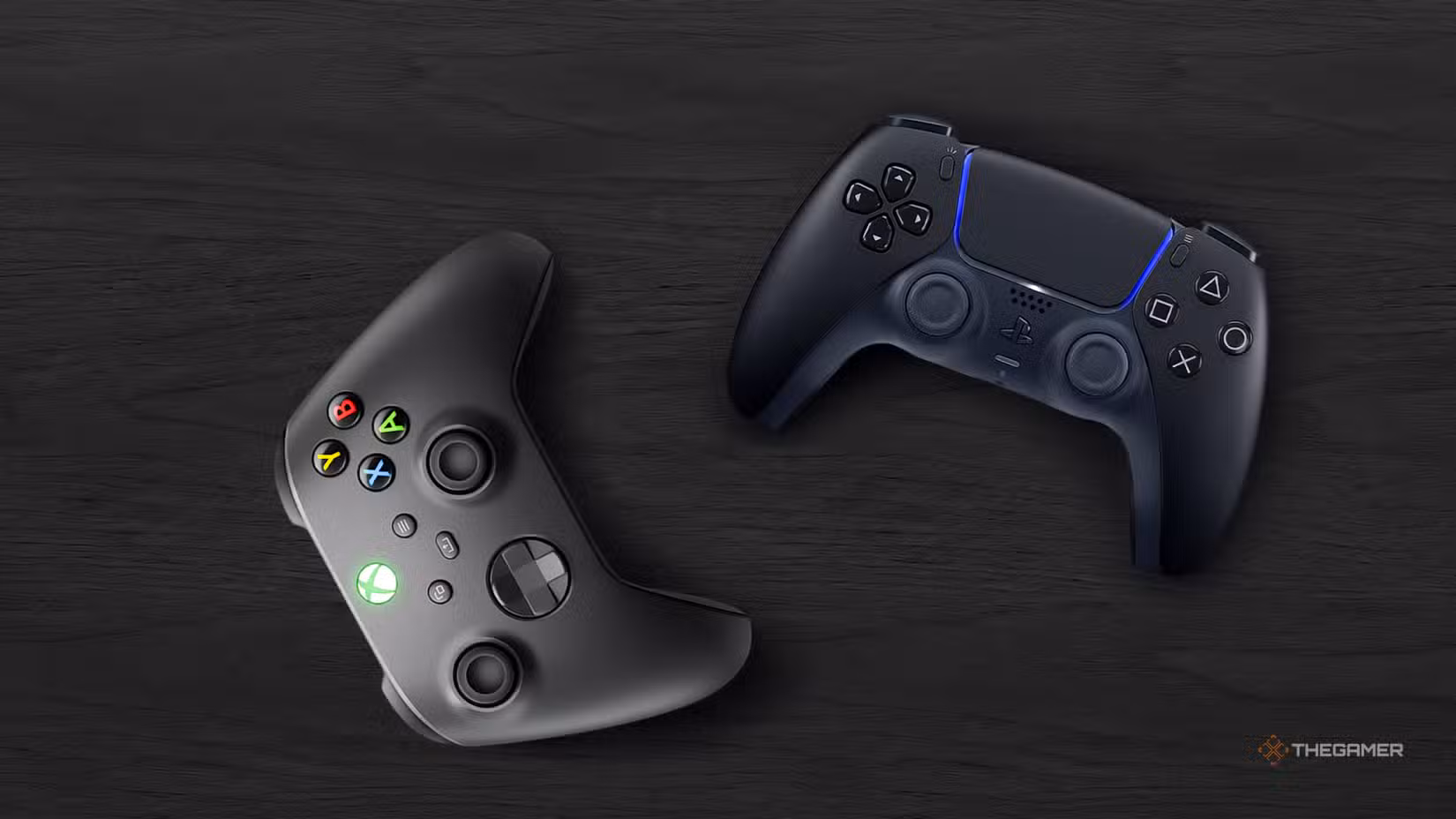 Controller Xbox e PlayStation su tavolo scuro