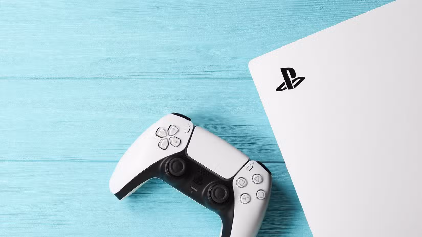 Controller DualSense accanto a una PS5, rappresenta le opzioni di abbonamento