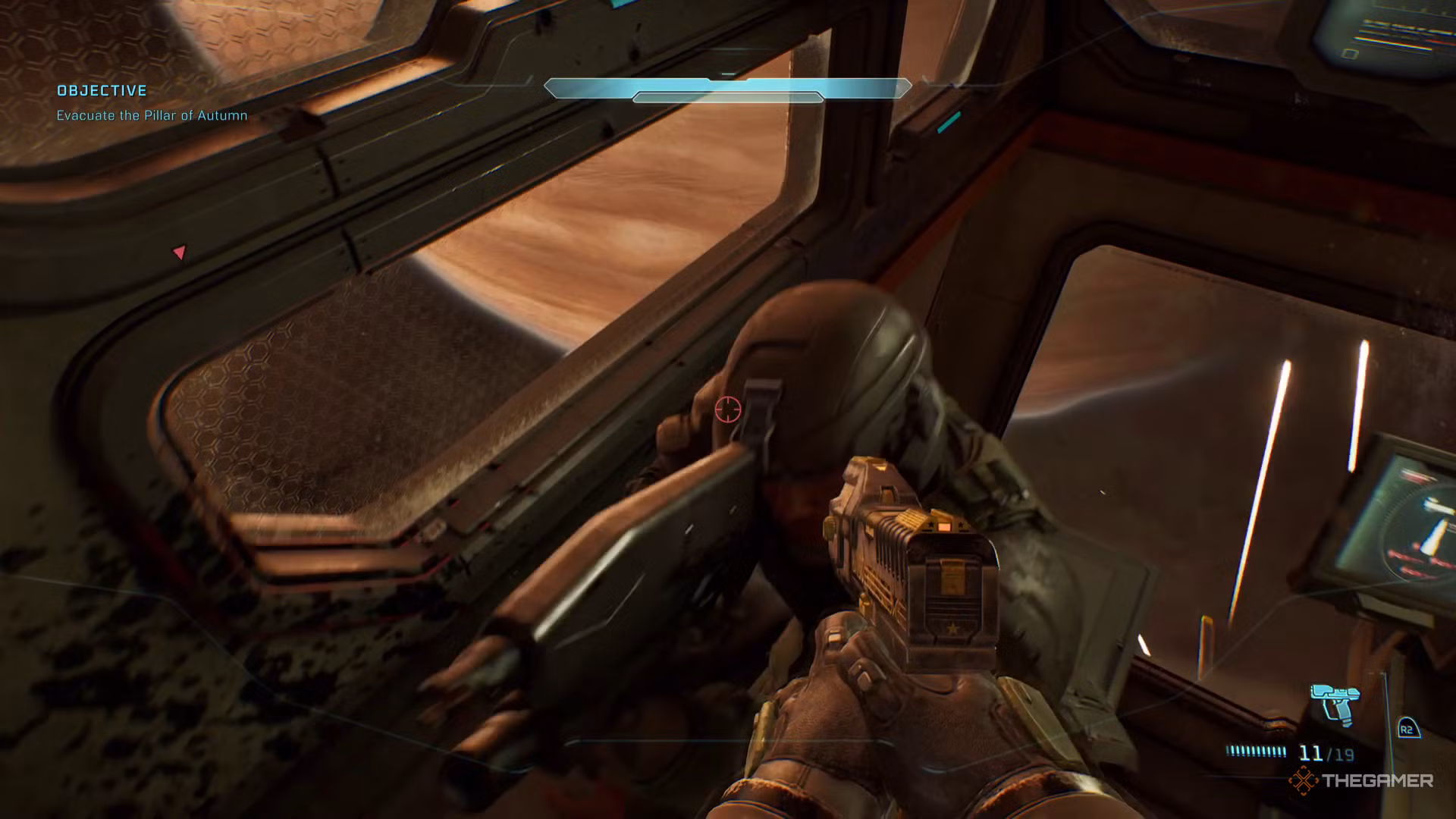 Master Chief spinge un marine nel vano di osservazione in Halo: Campaign Evolved.