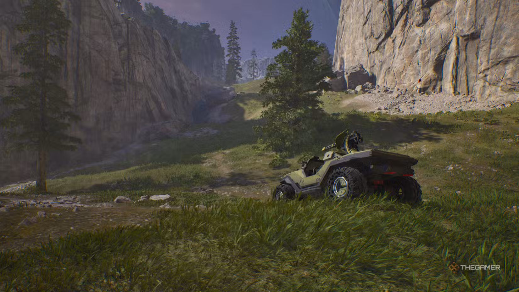 Veicolo Warthog in un paesaggio di erba e scogli su Halo Campaign Evolved