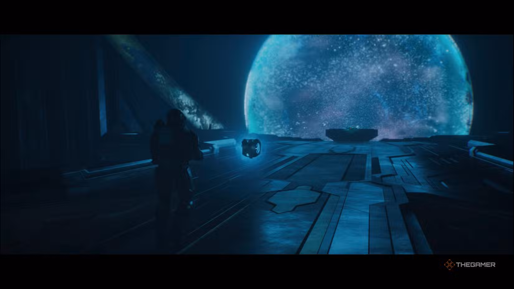 Master Chief e 343 Guilty Spark su una piattaforma con ologramma planetario in Two Betrayals