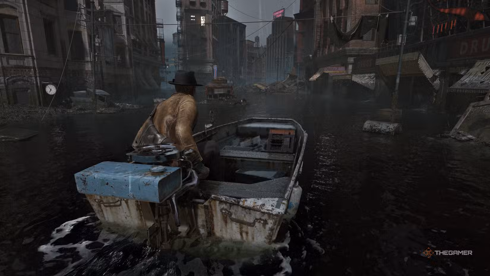 Calvin guida una barca tra le strade allagate di Arkham in The Sinking City 2