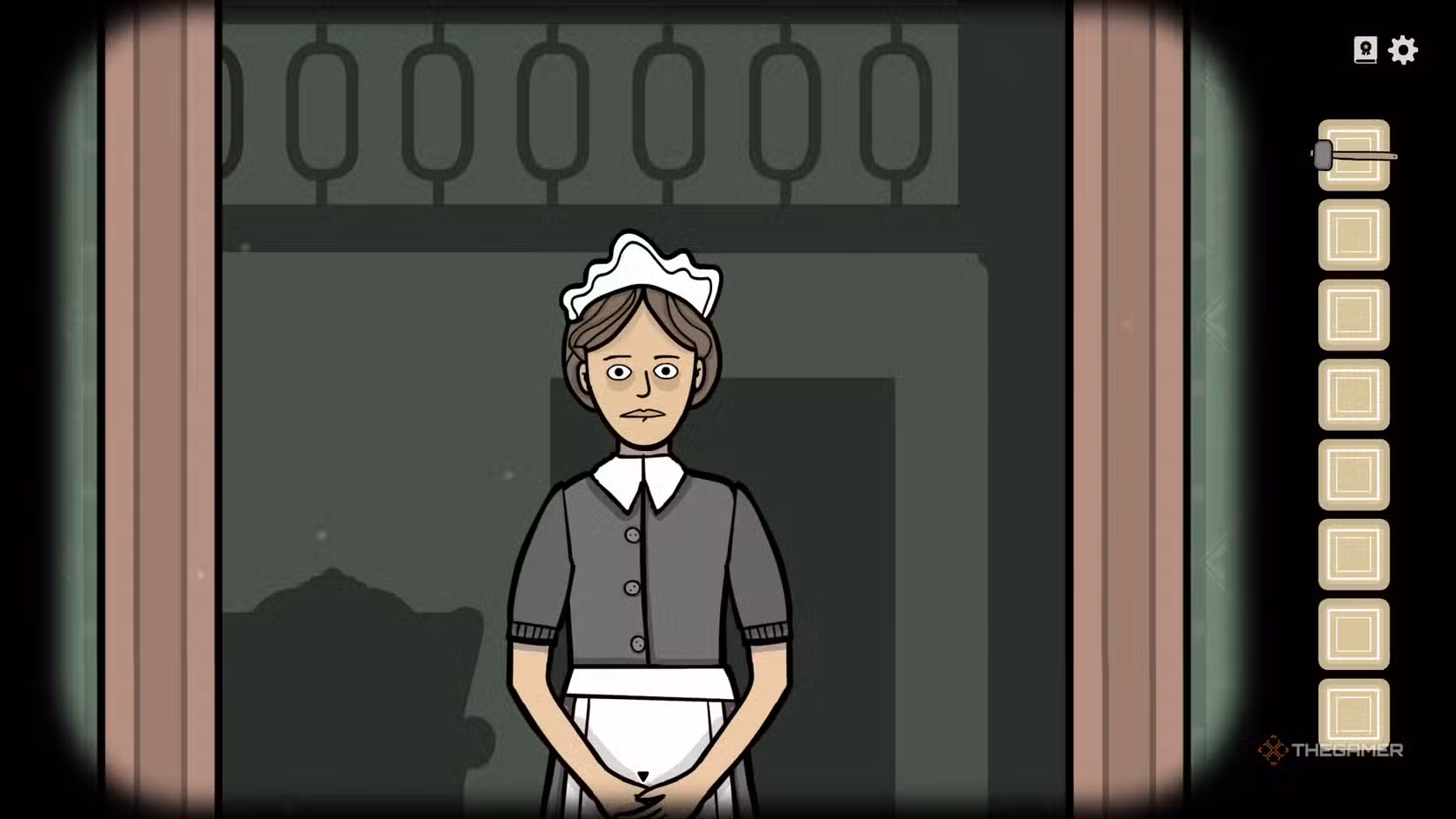 Kate la cameriera che osserva il corridoio in Servant of the Lake