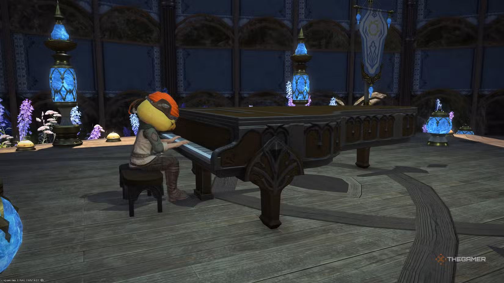 Personaggio con testa di chocobo al pianoforte, rappresentante gli Orchestrion Rolls di Final Fantasy XIV